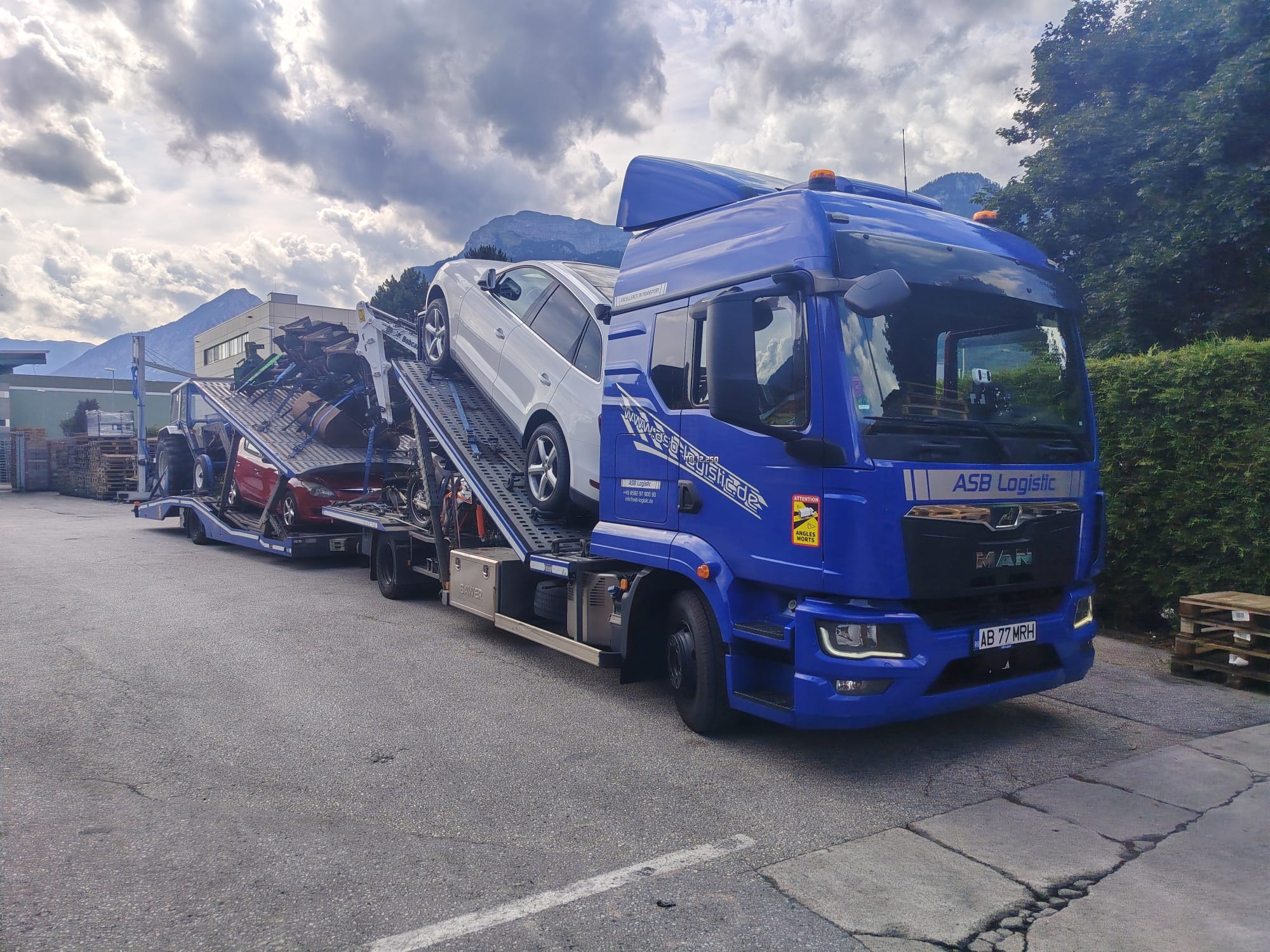 Camionul Mirecars care transportă până la 5 mașini